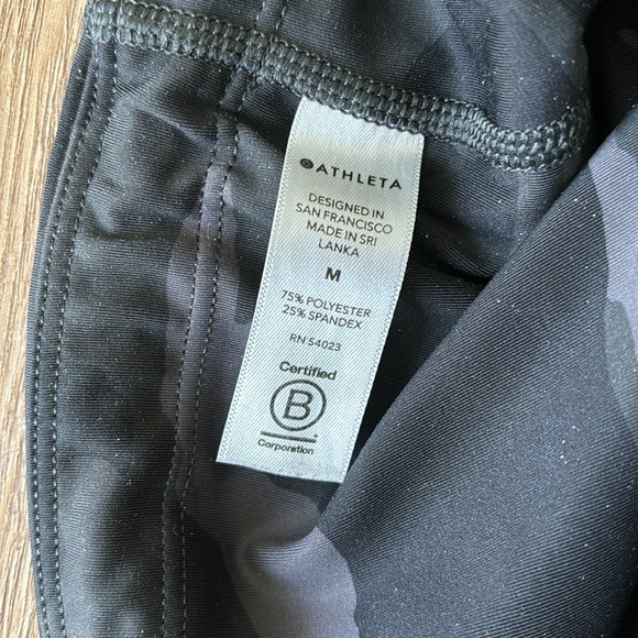 Athleta Ultimate Camo 7/8 leggings. Size M. - Picture 4 of 10